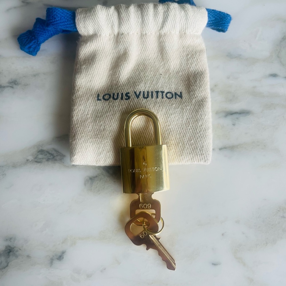 Louis Vuitton lock & 2 keys 609